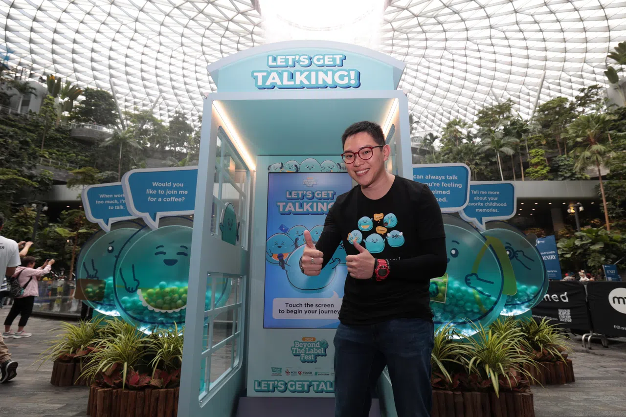 巢瀚升从八岁起就受情绪问题困扰，但他积极求助，接受治疗，焦虑与抑郁逐渐好转。曾经深受其苦的他现在经常对有同样困境的人伸出援手，鼓励他们积极面对。（梁麒麟摄）