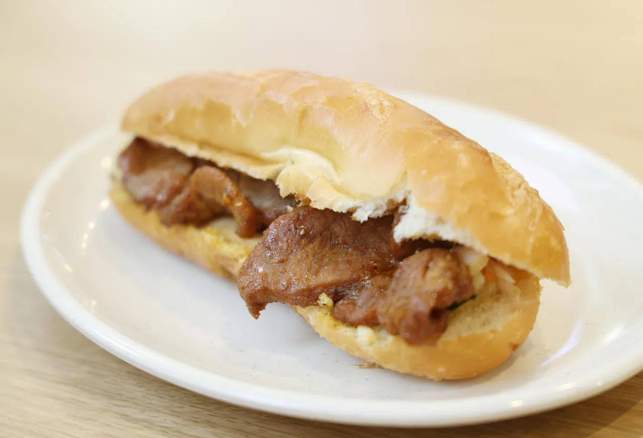 传统风味越南三明治，馅料以猪肉和火腿为主，还有少许泡菜萝卜丝。（唐家鸿摄）