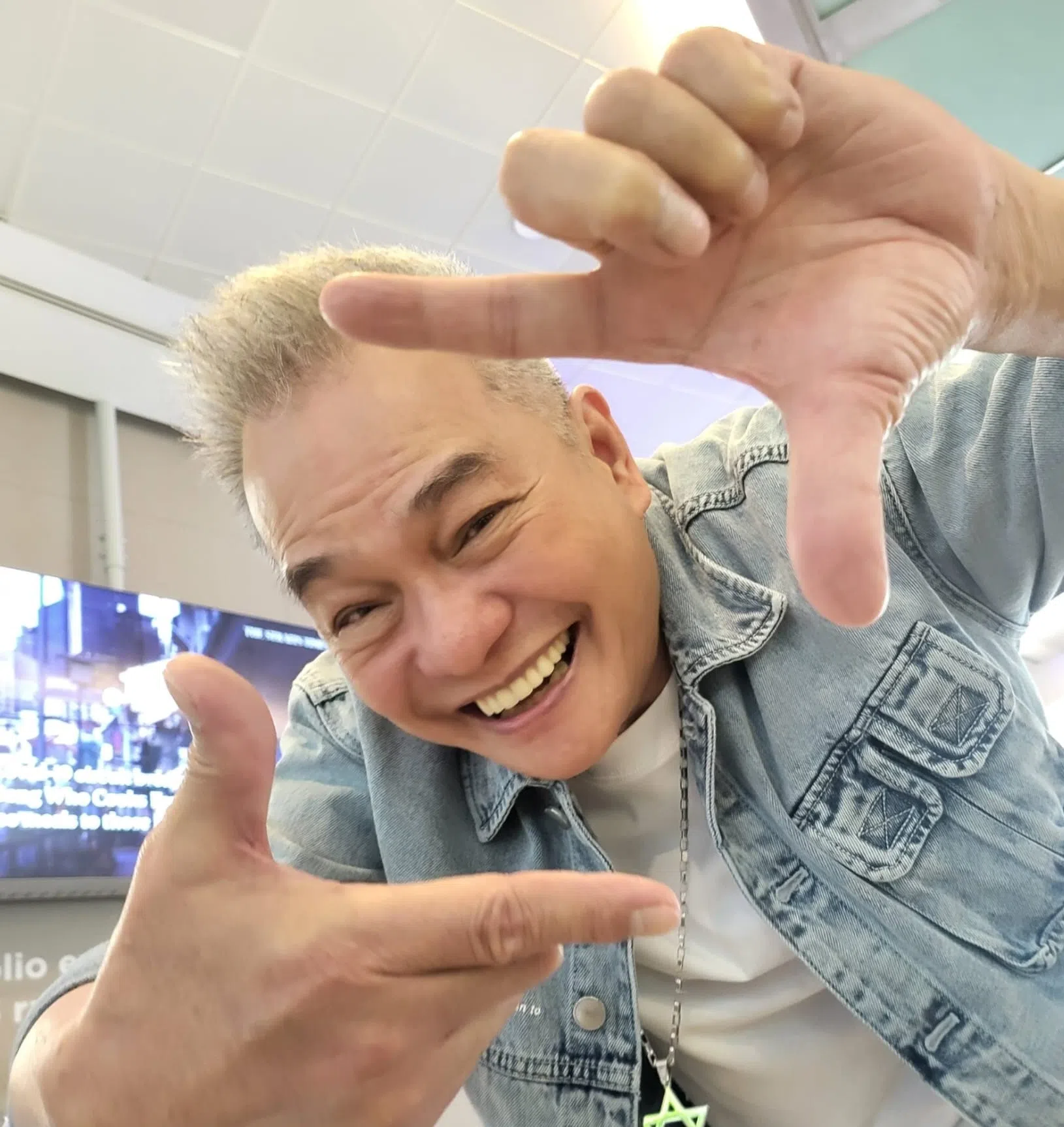 刘谦益2022年登上《联合早报》副刊封面，分享心态好70岁不老的观念；两年后他告诉记者，他想演戏演到80岁！（受访者提供）