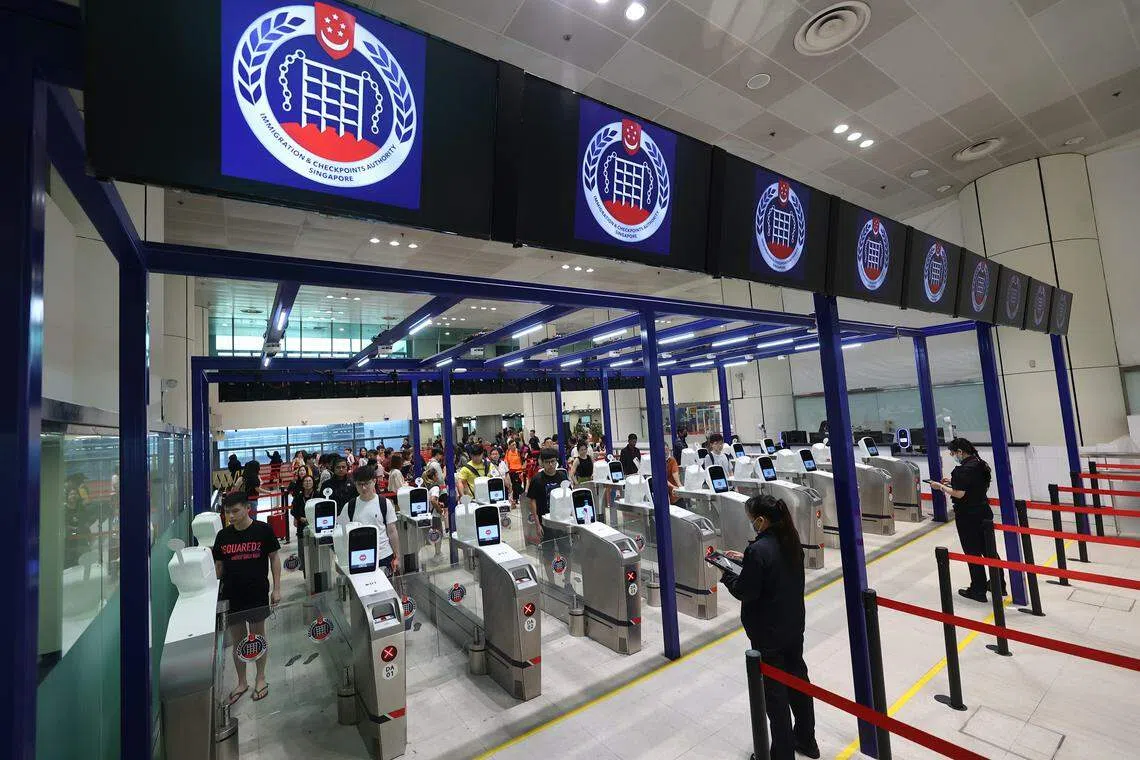 当局预计两个陆路关卡出入境交通将从星期三（28日）开始一直繁忙到下星期一。（陈渊庄摄）