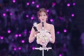 润娥获颁年度最佳女演员奖，她致辞时以流利的华语感谢粉丝SONE。（互联网）