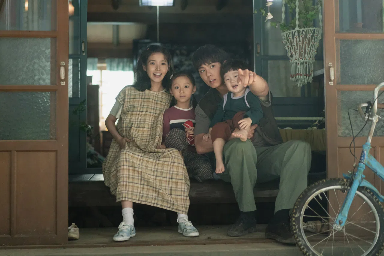 IU（左）和朴宝剑在剧中结成夫妻。（Netflix提供）