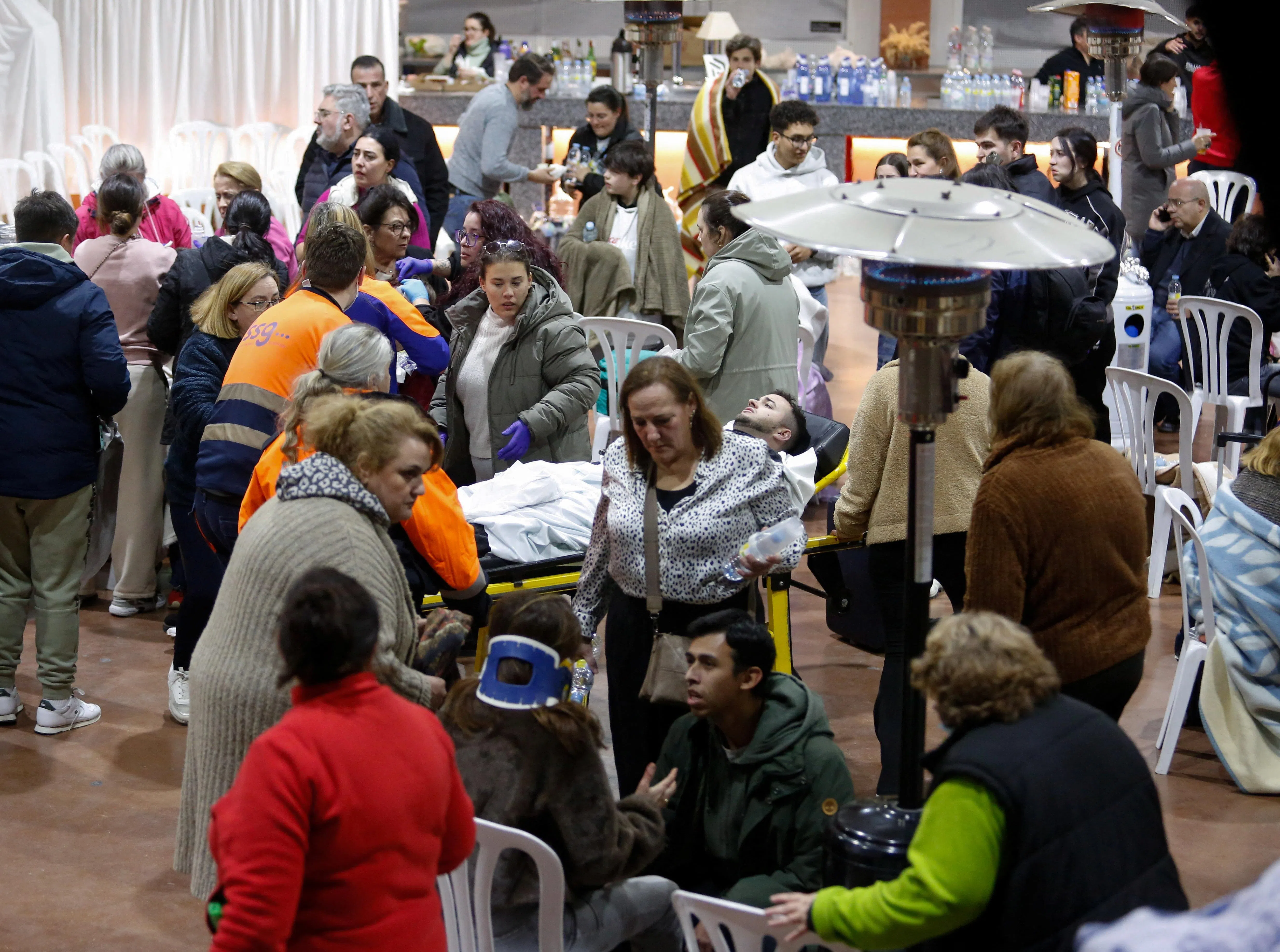 西班牙两列高铁列车1月18日晚脱轨，一些伤者被转移到阿达穆斯镇的市政救护车医院。（路透社）