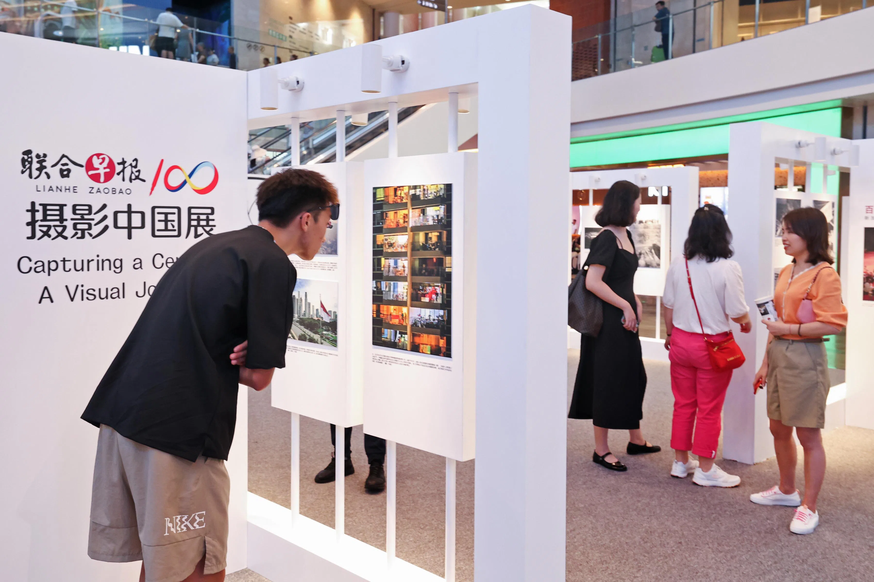 “定格百年”中国巡展的第二站在重庆，以78张黑白和彩色照片，展现新加坡发展历史和新中合作进程。（蔡家增摄）