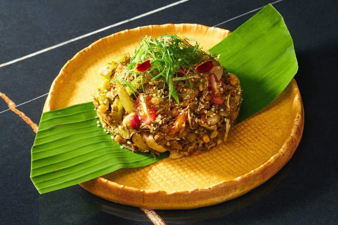 发酵茶叶混合蔬菜和坚果的沙拉很特别。（餐馆提供）