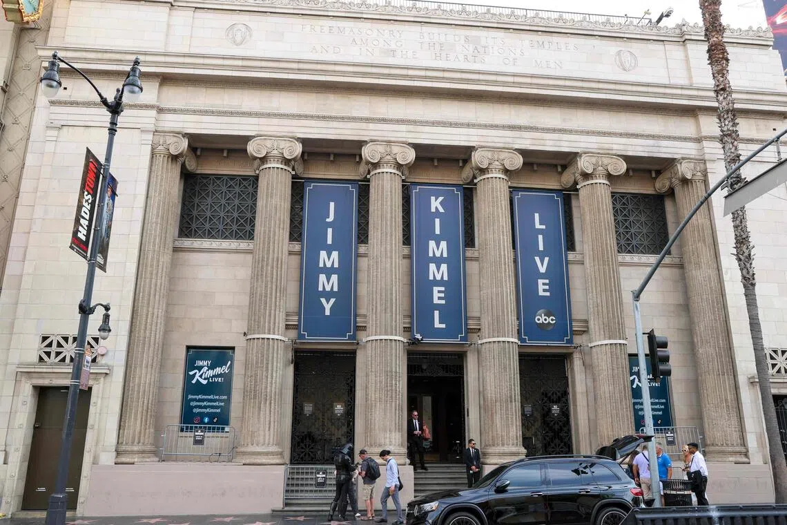 9月17日，《吉米·坎摩尔直播秀》录制地点好莱坞大道上的埃尔卡皮坦娱乐中心还挂着节目的宣传布条。（法新社）