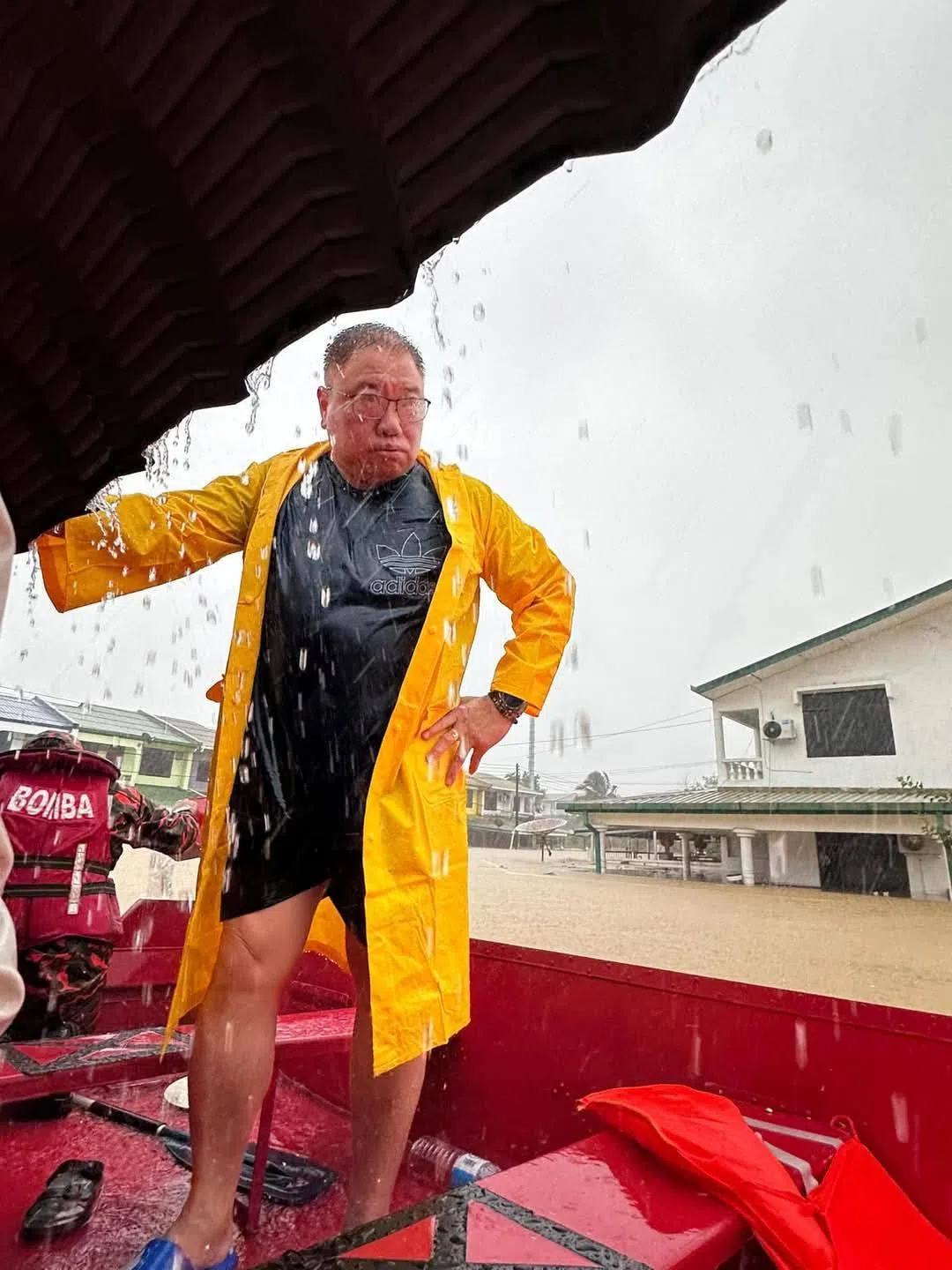 有网民指张庆信参与救灾是在“做戏”，但有网民对他表示支持。（取自张庆信脸书）