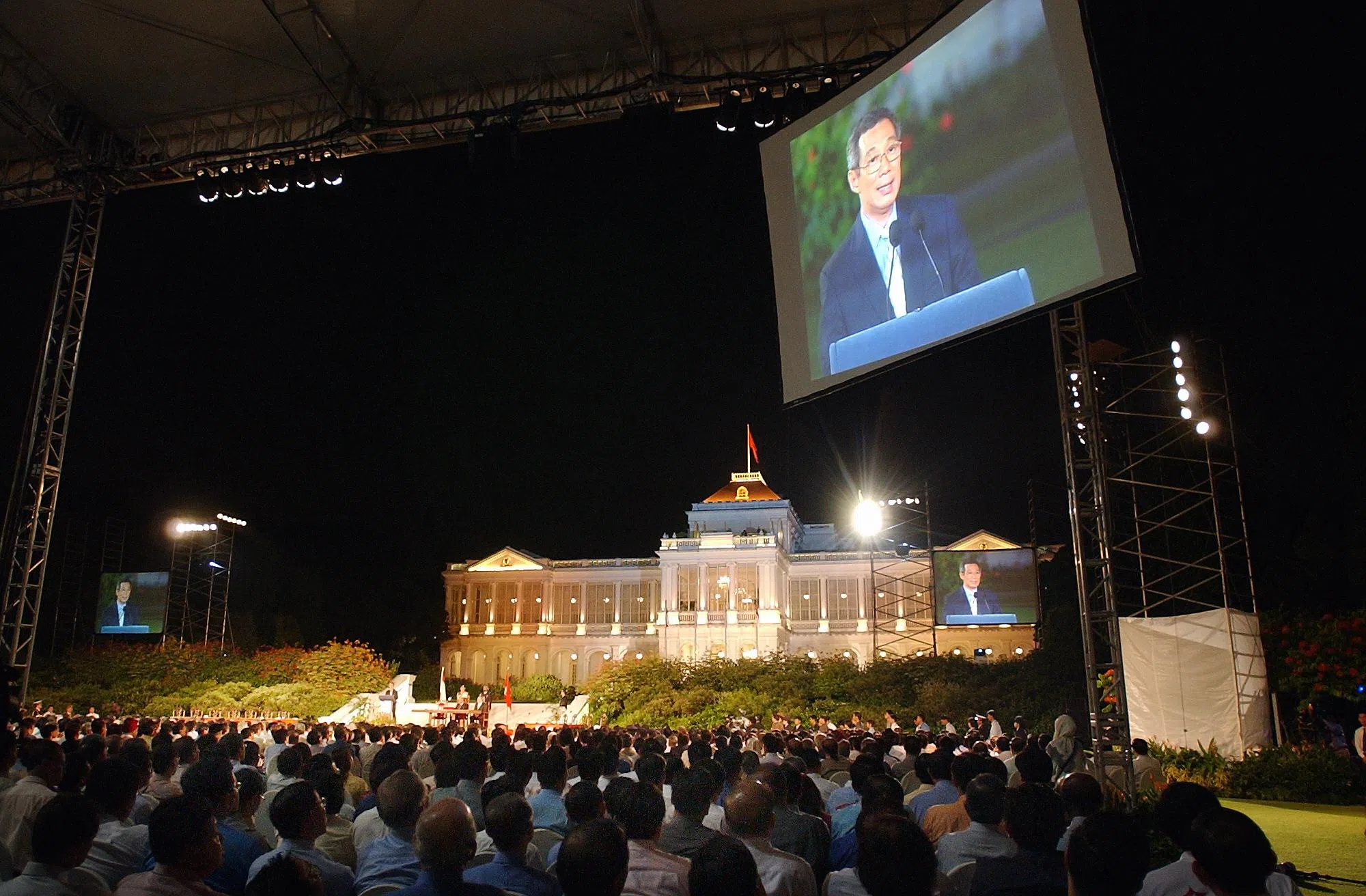 2004年8月12日，1400人在总统府见证了第三任总理李显龙的就职仪式。总统府园内当晚放置了六个屏幕，确保每个出席者都能观礼。（档案照片）