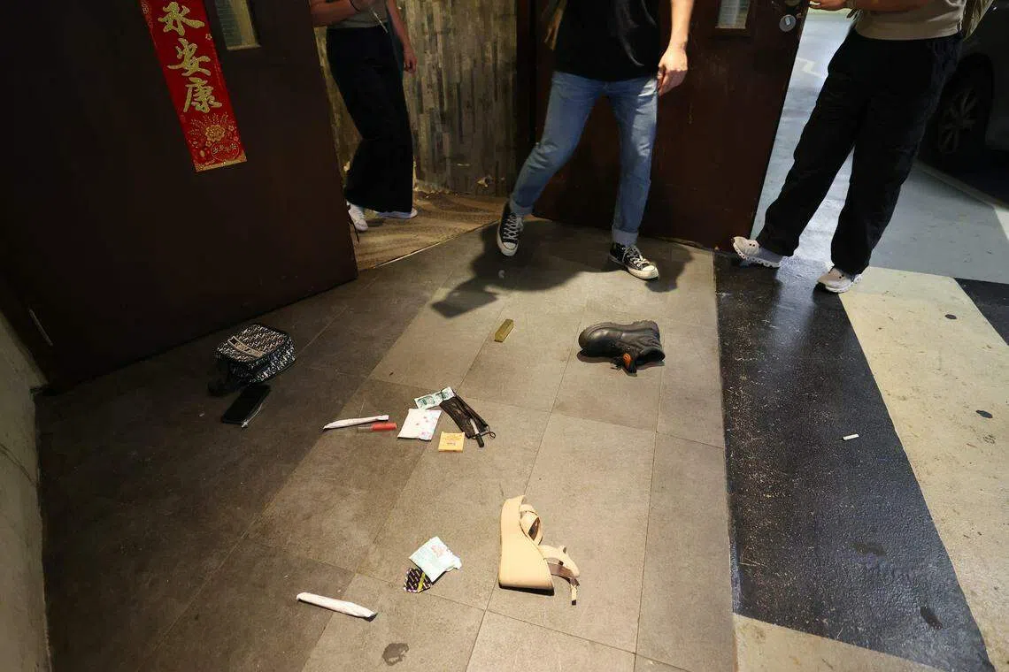 几名女子听闻执法人员上门后开始窜逃，慌乱中鞋子、随身物品在门口散落一地。（林明顺摄）