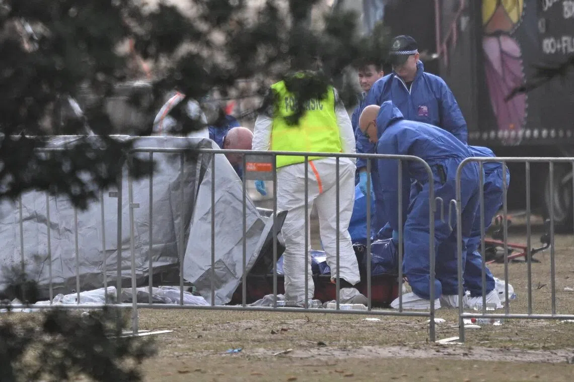 法正人员在事发现场进行搜证工作。（路透社）