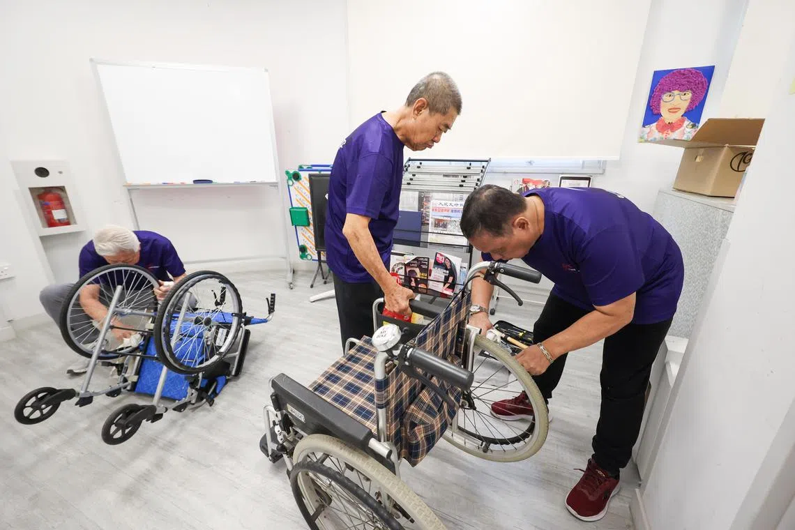 有些年长者不只是想被照顾，他们也想通过志愿服务，照顾他人，例如这个提供轮椅自助式维修服务的团体。（数码发展及新闻部提供）