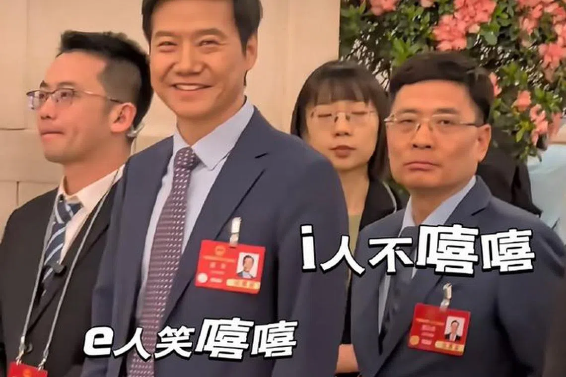 现场直播画面显示，雷军（前排左一）与粉丝热情互动，而在他身后的周云杰（前排左二）却面无表情。（海尔官方微博）