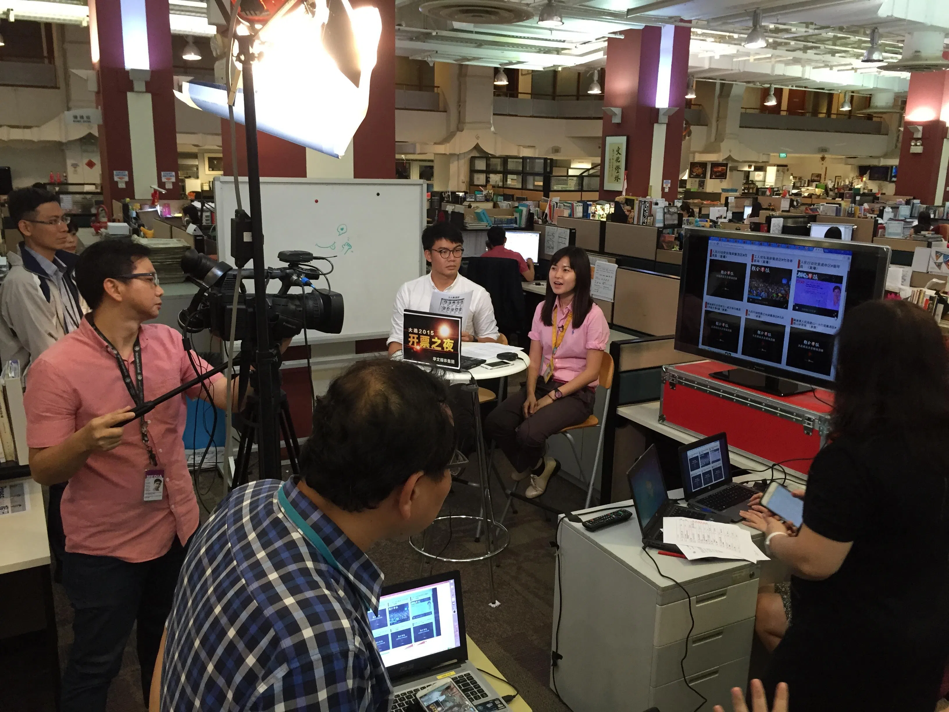 洪奕婷（中间右）在2015年大选的早报“开票之夜”直播节目中担任主持人。（档案照片）