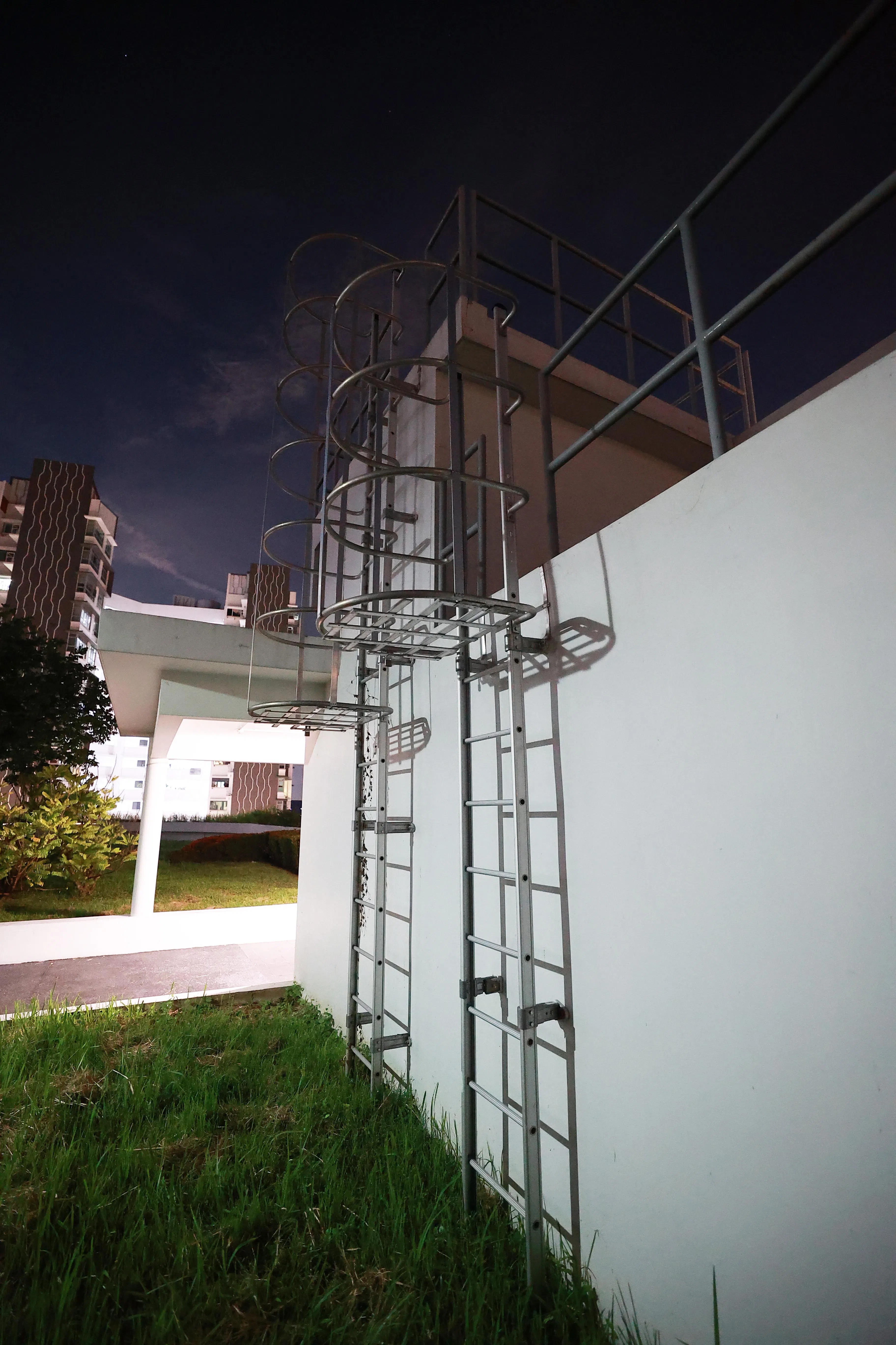 记者走访第476座组屋顶楼空中花园，发现角落有两处升高的平台，台面离地数米。（纪允贤摄）