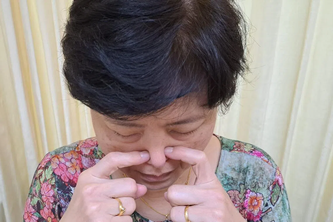 如双侧鼻孔出血，应将食指掌指关节向掌心屈曲用力，按压约10至15分钟。（受访者提供）