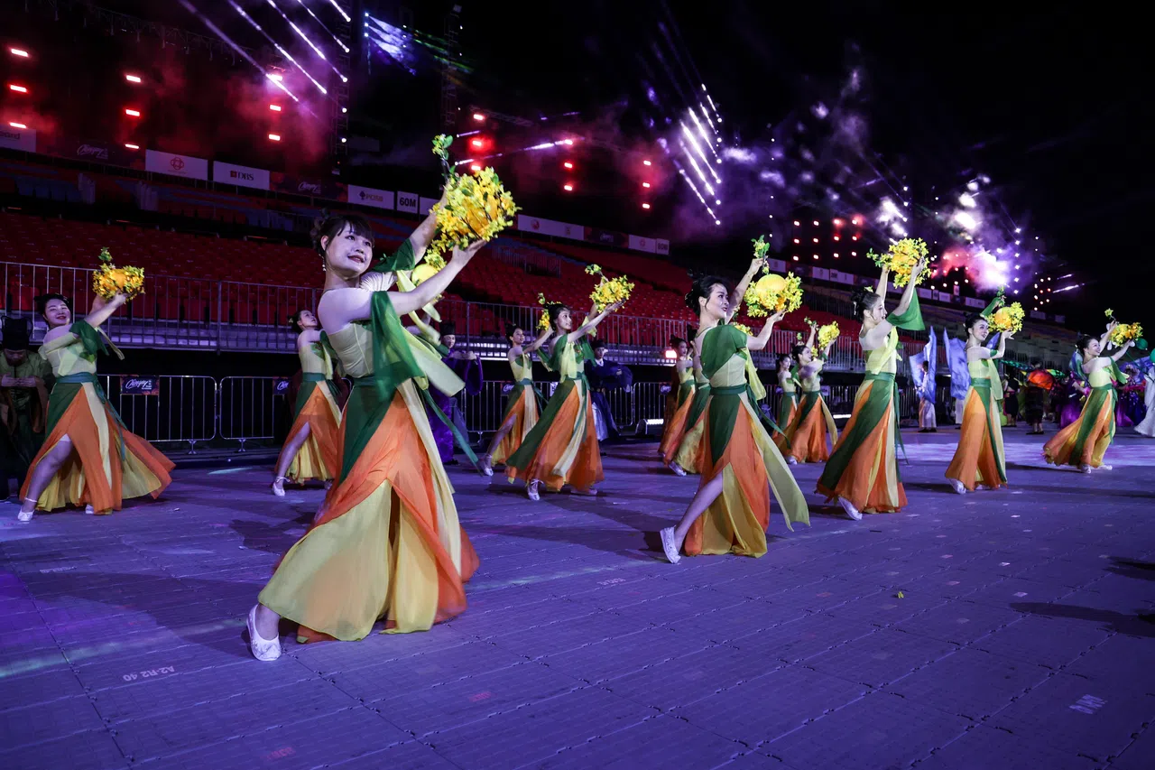 中国杭州青年艺术团艺术总监方晓艳（48岁）说，舞者的头饰与道具都会融入桂花的元素，表演服装的主题色也是桂花的颜色，也就是黄色及青色。（关俊威摄）