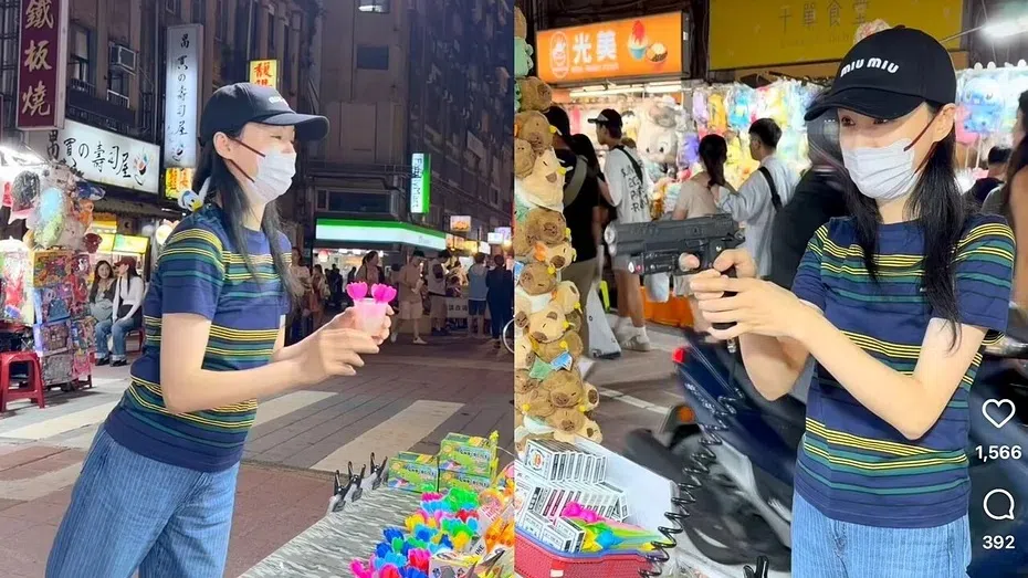 郑爽戴着鸭舌帽和口罩，身穿条纹T恤在夜市逛街、品尝美食，看起来气色不错。（互联网）