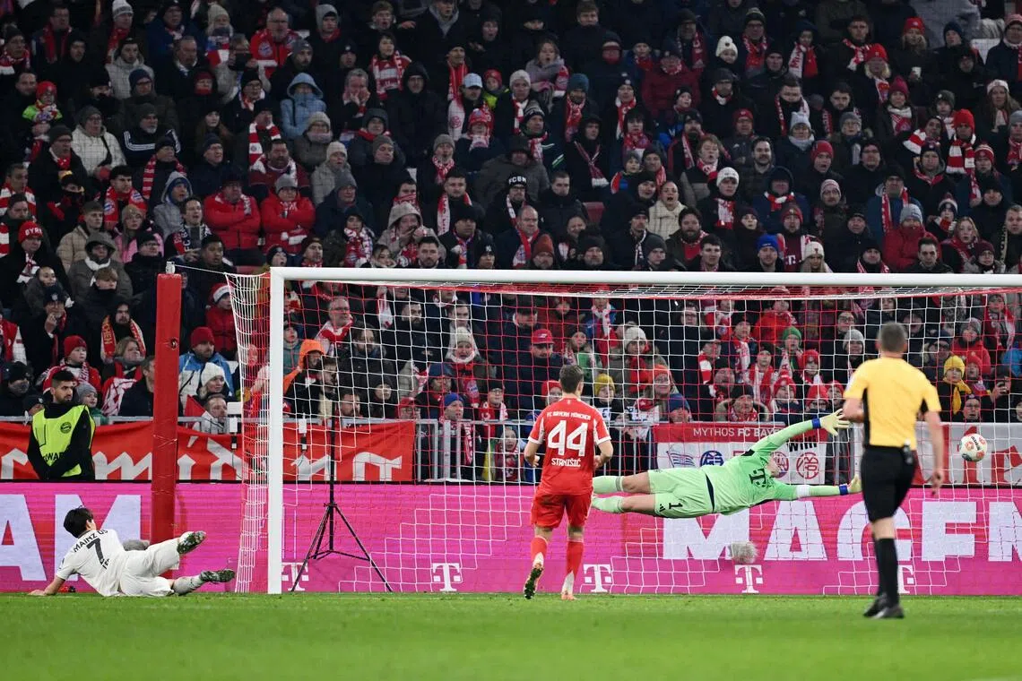 第67分钟，拜仁防线露出了巨大漏洞，给了前插的美因茨中场李在城（左）冲顶破门的空间。（路透社）