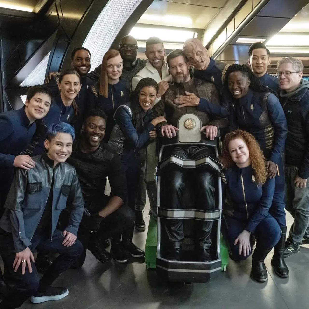 Kenneth Mitchell坐轮椅演出《星际争霸战：发现号》。（取自Kenneth Mitchell IG）