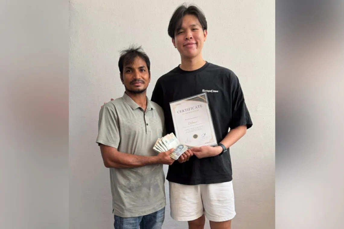 郑先生将5000元现金和一张感谢状交给迪罗华。（受访者提供）