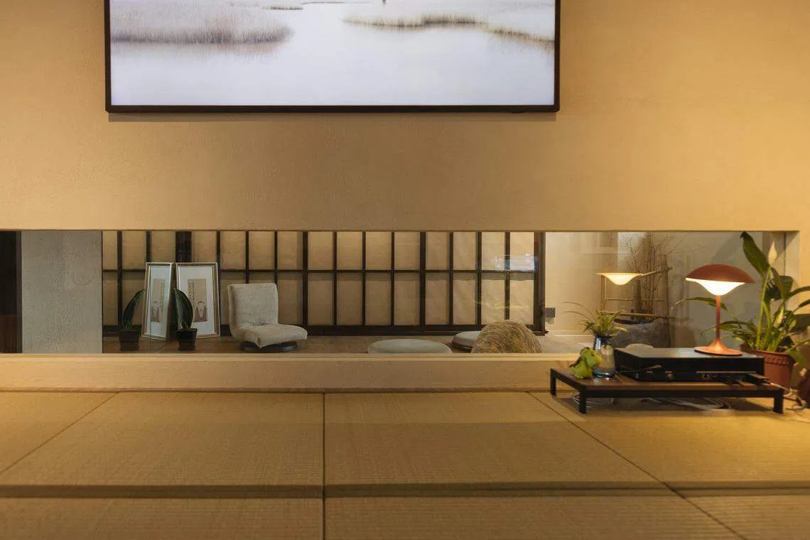 相当独特的设计是屋里的禅园，就像日本禅院中的花园，有沙地与大石块和日式小喷泉。（PI Architects）