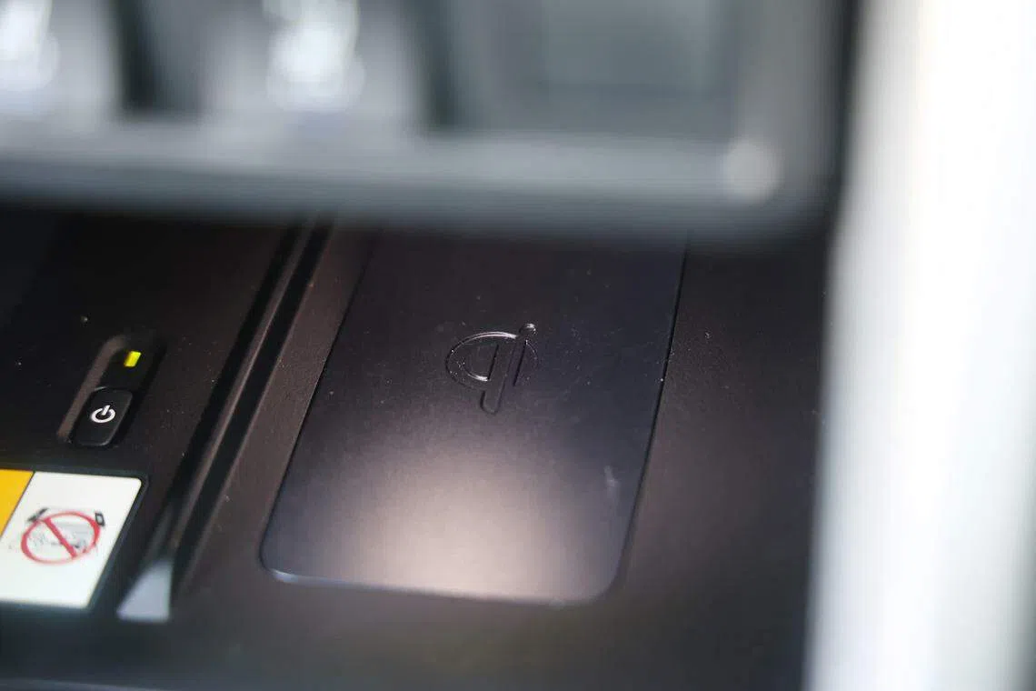 中控屏下方有一个无线充电槽。（陈渊庄摄）