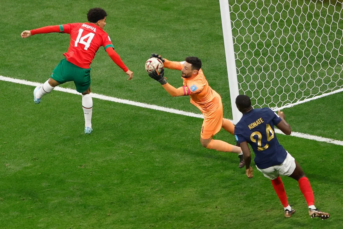 法国门将洛里斯发挥神勇，连续精彩扑救成功“零封”摩洛哥。（新华社）