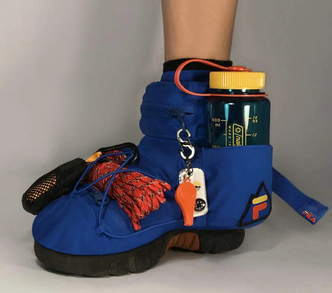 妮可把Fila运动牌子旧背包的口袋拆下，缝在登山靴上。（互联网）