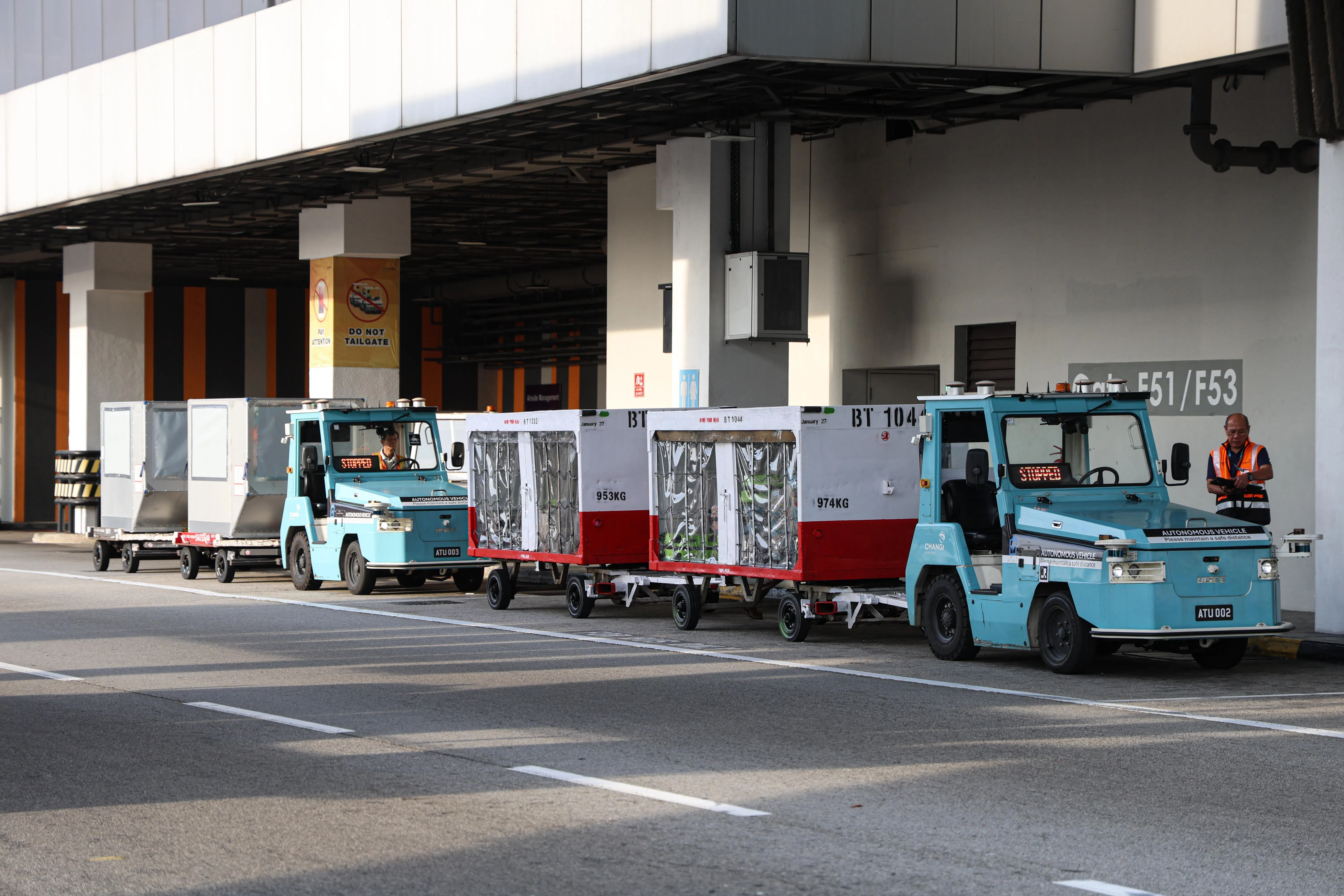 自驾行李牵引车每次可拖拉多达四个行李集装箱，总重量可达25公吨，与传统行李牵引车一样。（关俊威摄）