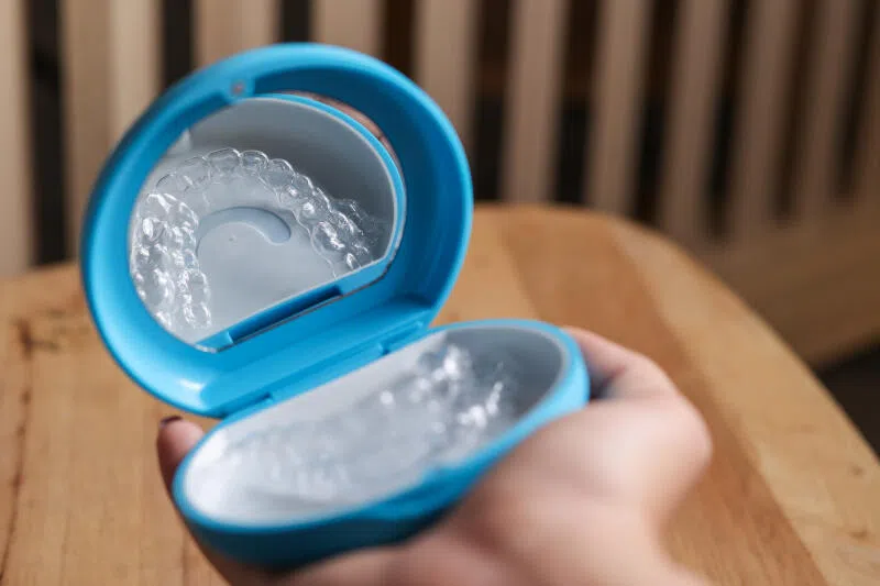 透明牙套的置放盒设计得像美丽的化妆品盒子。（白艳琳摄）