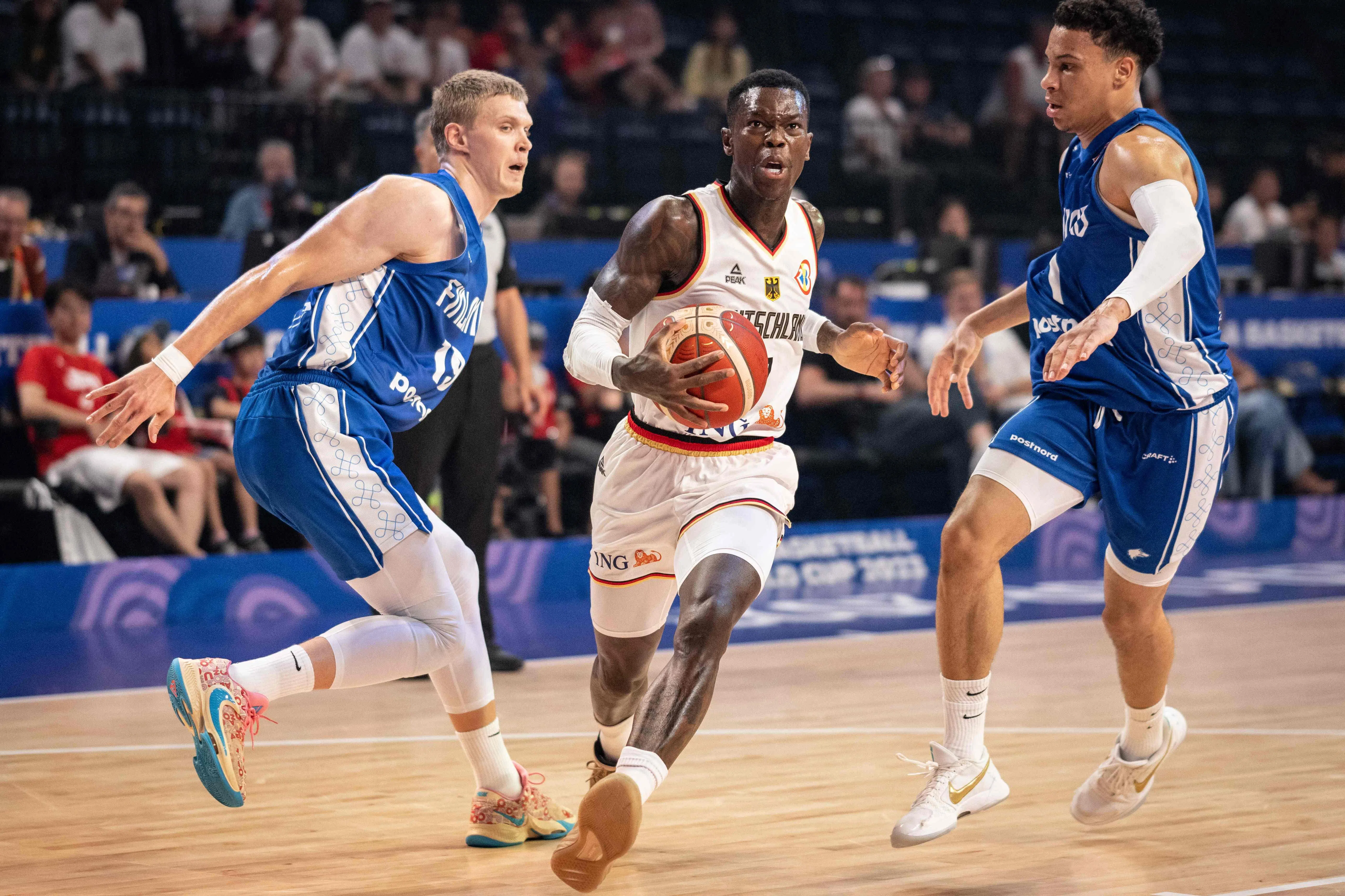 芬兰防守漏洞不少，德国球星施罗德（中）在比赛中带球穿过对手。（法新社）