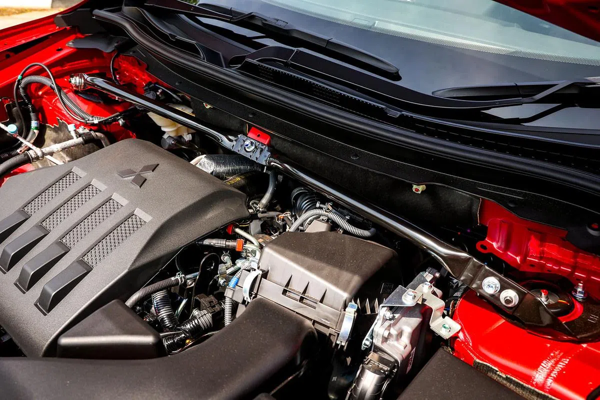 横跨的支撑杆提升高速转弯时的平衡感。