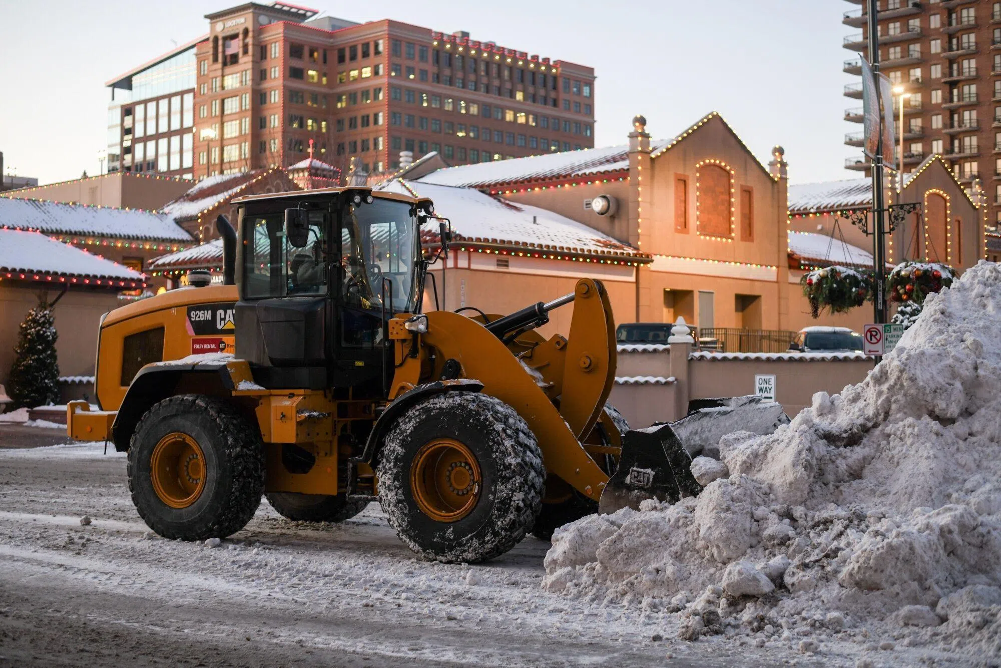 在密苏里州堪萨斯的一个广场，工人开动铲雪车铲除积雪。（彭博社）