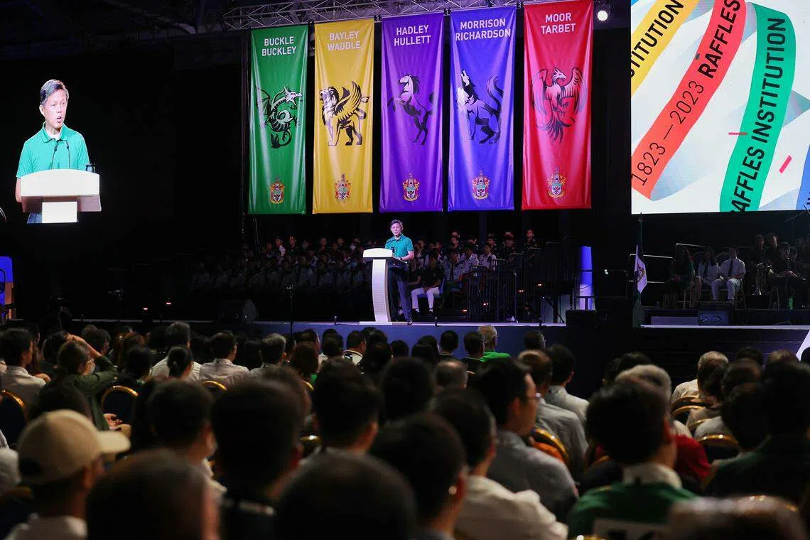 在莱院200年校庆上，教育部长陈振声代表活动主宾李显龙总理宣读讲稿。（唐家鸿摄）