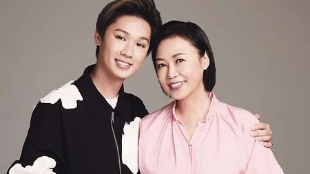 陈熙（左）去年出发到英国前，和妈妈向云一起接受《优一周》杂志的采访。（取自陈熙IG）