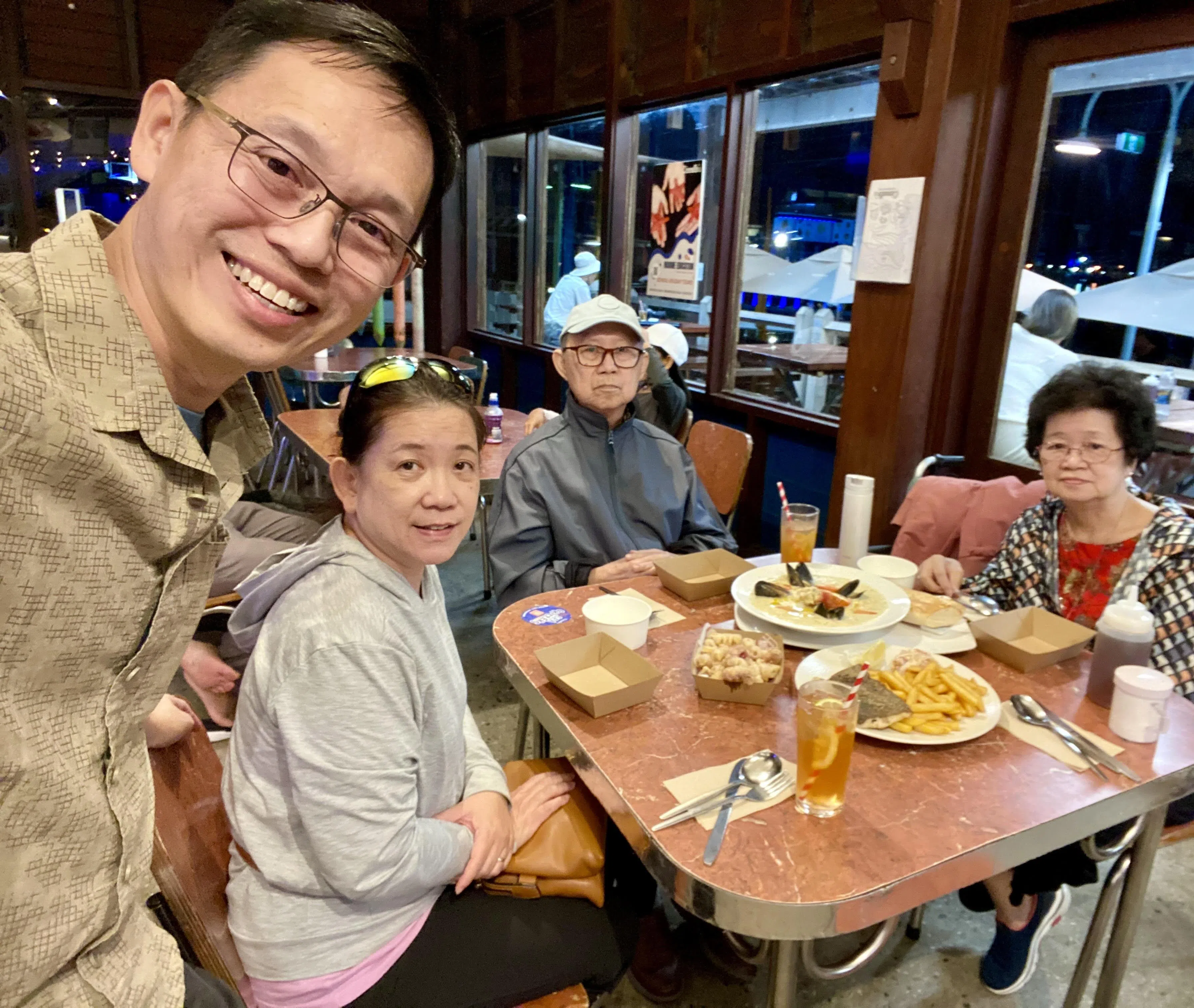 李志坚（左）与妻子带着母亲和失智的父亲到澳洲珀斯探望患癌的叔叔。这是四人在珀斯餐馆的用餐照。（受访者提供）