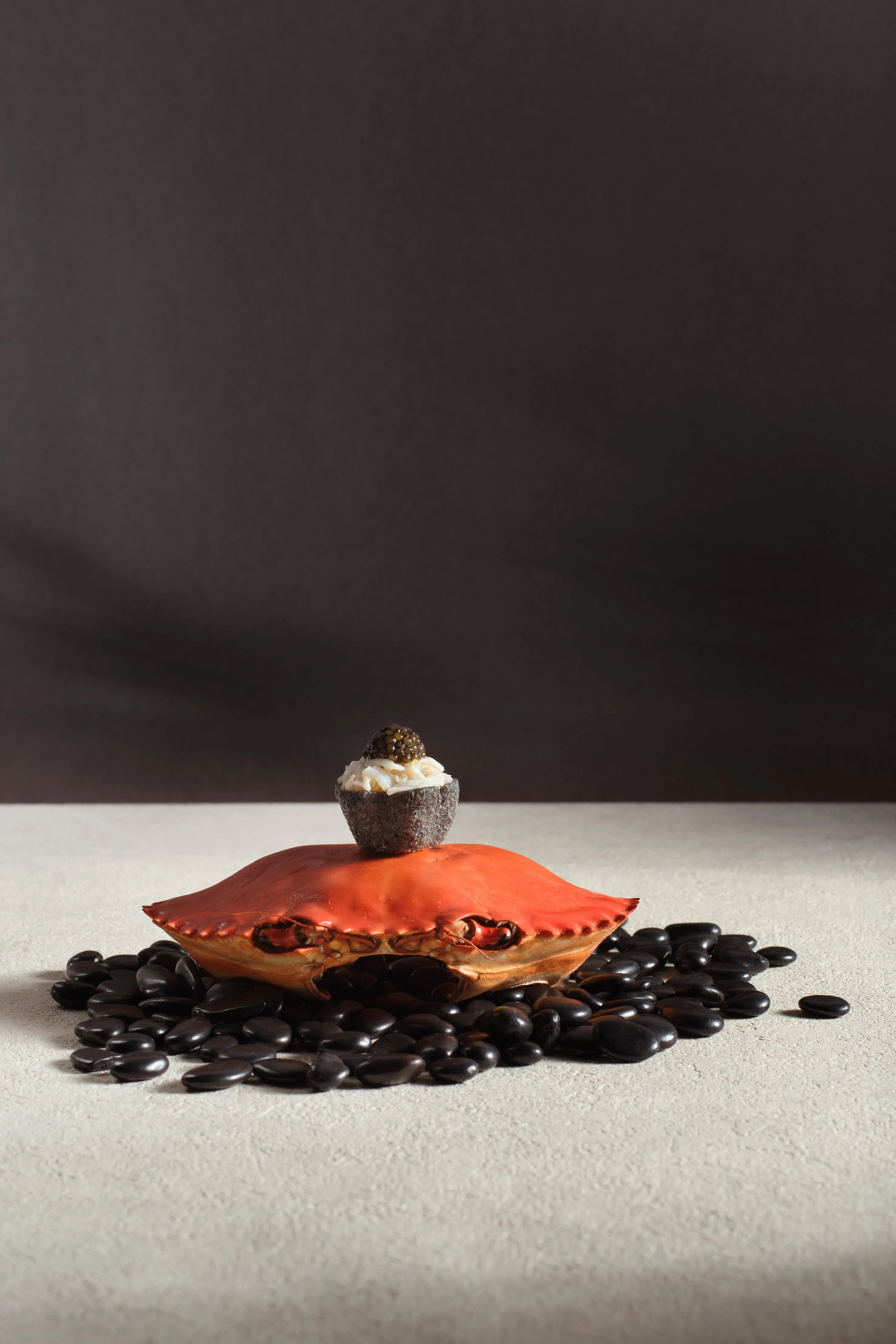 印尼泥蟹挞搭配马来西亚精品T’lur鱼子酱，鲜美开胃。（餐馆提供）