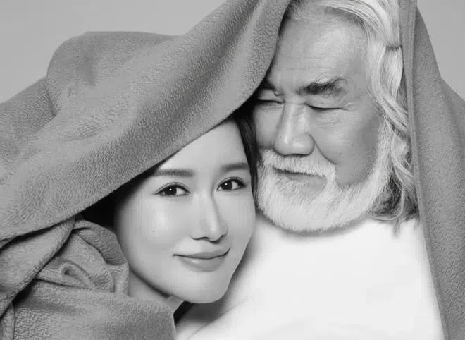 张纪中（右）和经纪人嫩妻感情融洽。（互联网）
