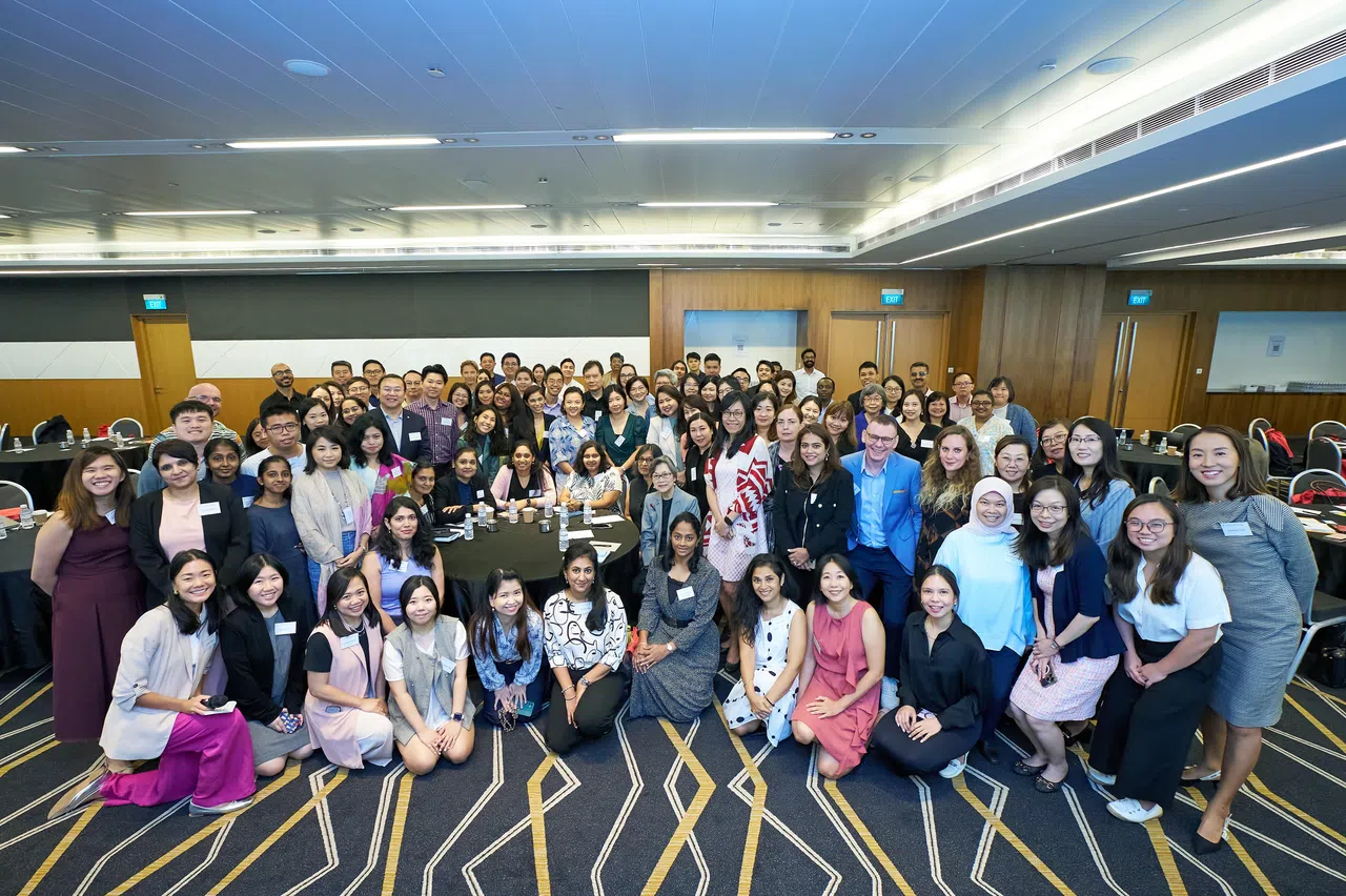 今年的“EcosySTEM领导峰会”首次邀请男性领导加入，曾琡评（右一）希望通过峰会帮助女科技人提升领导技能，缩小STEM产业的性别差距问题。（受访者提供）