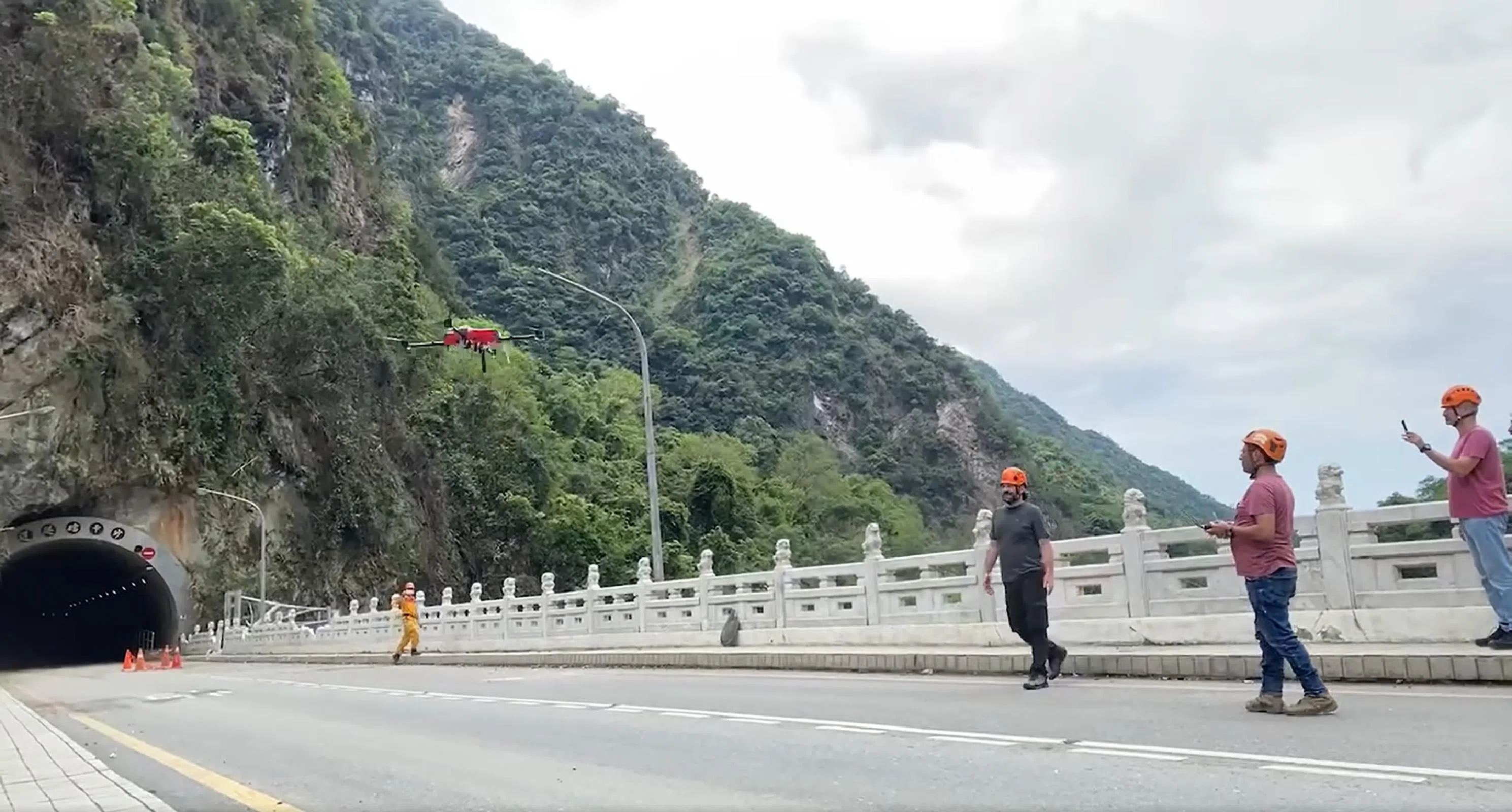 土耳其无人机搜救队星期天（4月7日）已投入砂卡礑步道的救援行动。（ 自花莲县消防局脸书）