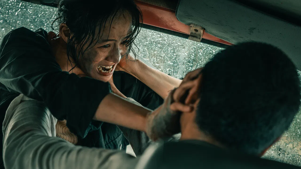 张钧甯（左）在《默杀》有不少情绪激动的演出。（mm2提供）