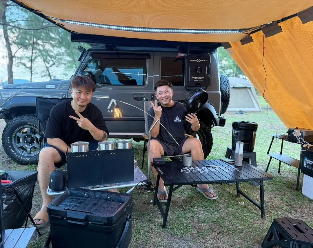 喜欢车子的姚彣隆（右）近年经常和好友们去露营。（取自姚彣隆IG）