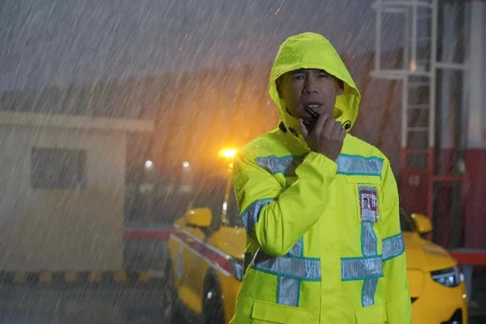 徐荣饰演的李胜祥负责停机坪服务，经常日晒雨淋。（互联网）