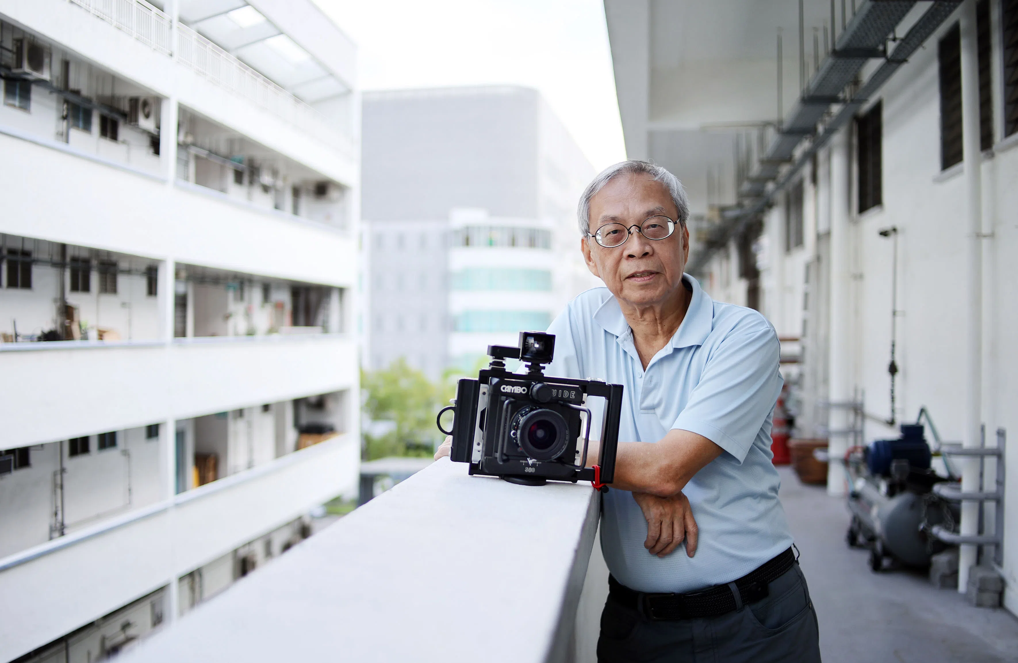 胶片摄影爱好者陈汉安喜欢古董相机那种全手工操作的真实感。（萧紫薇摄）