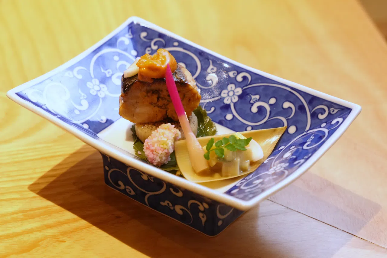 炙烧西班牙鲭鱼，配以春季蔬菜、蚕豆与山药。（谢智扬摄）