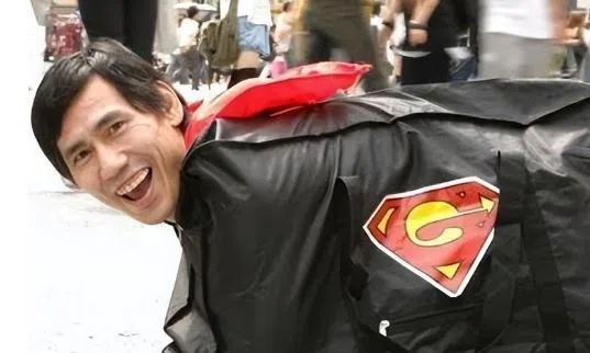 南部虎弹的谐星好友“超能力伊东”数天前才过世，南部虎弹当时在社媒发悼文表示无法接受好友去世的事实。（互联网）