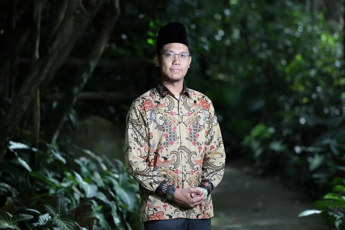 阿哈尔回教堂高级伊玛目阿卜杜勒·哈迪（Abdul Hadi）过去三年与多名回教学者每周到访戒毒中心，为囚犯提供宗教教育、心灵辅导，并主持星期五聚礼。长期与囚犯近距离接触的经验，让哈迪在参与编写《回归本真指引书》时，更能回应囚犯在更生过程中面对的实际挑战与精神需求。（关俊威摄）