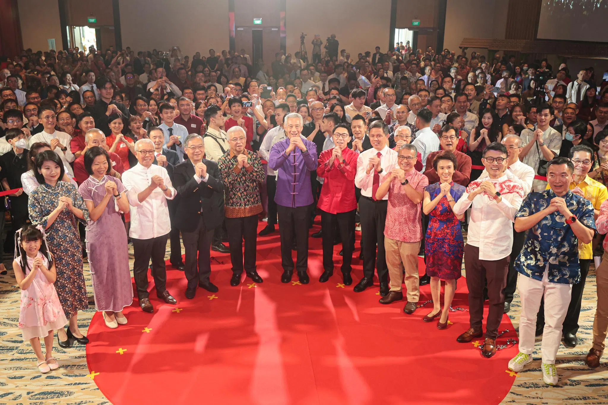 李显龙资政（前排左七）和多位政要出席了这场新春团拜活动。前排左二起是内政部兼社会及家庭发展部政务部长孙雪玲、国家发展部兼外交部高级政务部长沈颖、宗乡总会名誉会长蔡天宝、副总理兼贸工部长颜金勇、宗乡总会会长蔡其生、华族文化中心主席吴绍均、教育部长陈振声、文化、社区及青年部长兼律政部第二部长唐振辉、贸工部兼文化、社区及青年部高级政务部长刘燕玲、交通部兼永续发展与环境部高级政务次长马炎庆，以及文化、社区及青年部兼社会及家庭发展部高级政务次长蔡瑞隆。（李冠卫摄）