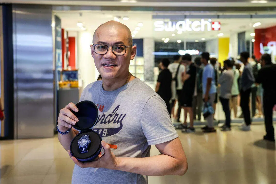 胡续耀从前一天晚上10时就去爱雍乌节排队，成了第三个买下联名表款的顾客。（关俊威摄）