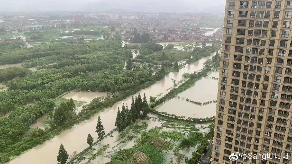 网上流传的照片显示，浙江余姚受灾严重，街道被雨水淹没。（互联网）